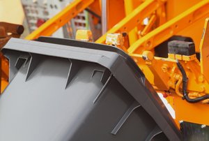 Leerung einer Mülltonne. Foto: © Daniel Ernst - Fotolia.com