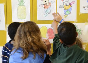 Notunterkunft für Flüchtlinge: Kinderzeichnungen Foto: Wilhelm Müschenborn/Kreis Soest Flüchtlingskinder stehen vor einer Wand mit Kinderzeichnungen. Foto: Wilhelm Müschenborn/Kreis Soest