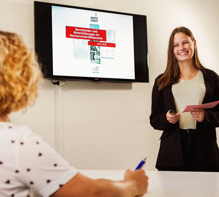 Eine junge Frau hält eine Präsentation. Foto: Thomas Grimm