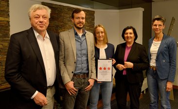 Urkunde überreicht