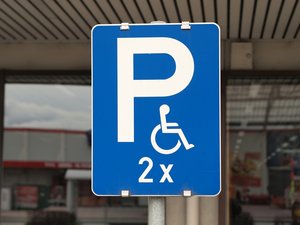 Behindertenparkplatz. Foto: © Glaser - Fotolia.com