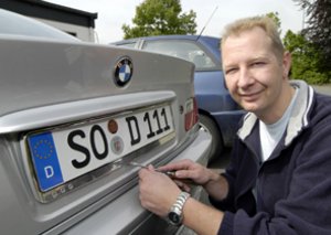 Mann vor seinem Auto mit Soester-Kennzeichen. Foto: Thomas Weinstock, Kreis Soest