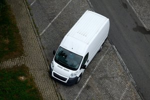 Weißer Van auf Parkplatz. Foto: © Gudellaphoto - Fotolia.com