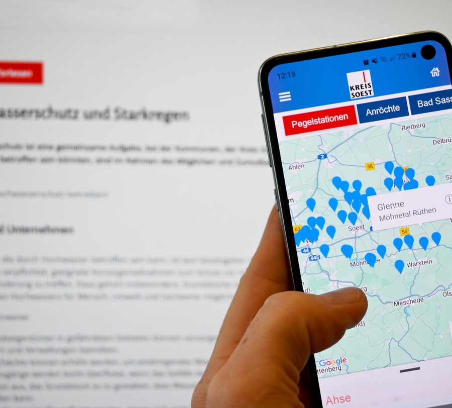 Handydisplay zeigt Pegelstände auf einer Karte. Die „PegelApp Kreis Soest“ ist in allen gängigen App-Stores verfügbar. Download und Nutzung sind kostenlos. Foto: Susanne Schulte-Nölle/ Kreis Soest