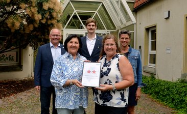 Urkunde überreicht