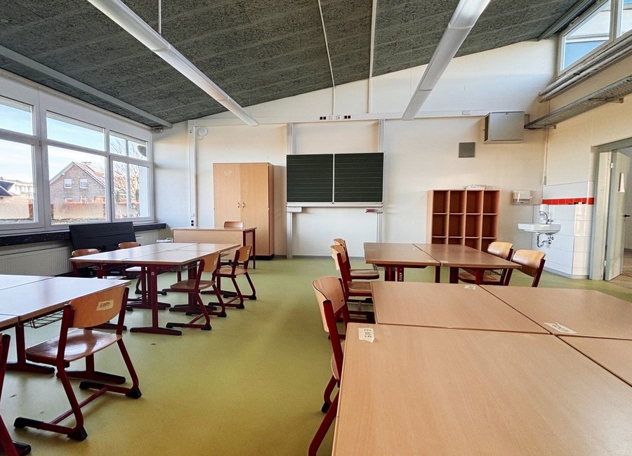 Tische, Stühle und Schränke stehen bereits. Damit ist am Mittwoch vor dem ersten Unterrichtstag im neuen Lindenschulgebäude (fast) alles hergerichtet für die Schülerinnen und Schüler sowie die Lehrkräfte. Foto: Michael Manzke/ Kreis Soest