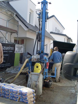 Arbeiter bohrt ein Loch für den Einbau einer Wärmepumpe. Foto: Markus Steiger/ Kreis Soest Arbeiter bohrt ein Loch für den Einbau einer Wärmepumpe. Foto: Markus Steiger/ Kreis Soest