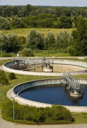 Nachklärbecken einer umweltfreundlichen Kläranlage. Foto: © Bernd Geller - Fotolia.com