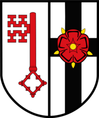 Das Wappen des Kreises Soest vereinigt die Symbole der ehemaligen Kreise Soest und Lippstadt; den Schlüssel der Stadt Soest, das kurkölnische Kreuz und die lippische Rose für die ehemaligen Landesherrschaften. Genehmigt am 26. Mai 1976.