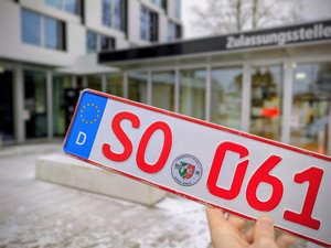 Rote Kennzeichen dürfen nur für Probe-, Prüf- und Überführungsfahrten genutzt werden. Foto: Simon Schmitz/Kreis Soest