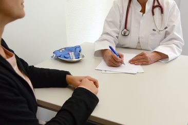 Patient am Tisch mit einem Arzt. Foto: Judith Wedderwille/Kreis Soest