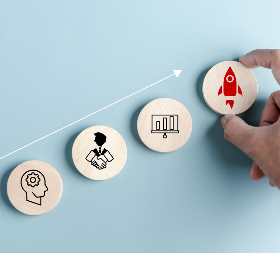 Holzsteine mit verschiedenen Pictogrammen, die für berufliches Vorwärtskommen stehen. Foto: Kiattisak/stock.adobe.com