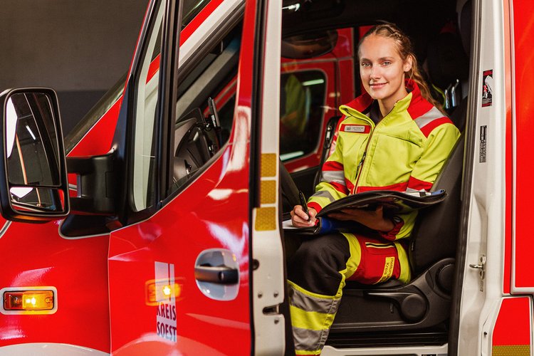Notfallsanitäter. Foto: Thomas Grimm Eine junge Frau in Dienstkleidung protokolliert einen Einsatz vom Fahrersitz. Foto: Thomas Grimm