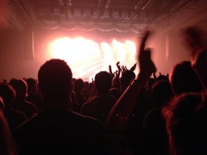 Menschen vor einer Konzertbühne. Foto: Judith Wedderwille/ Kreis Soest