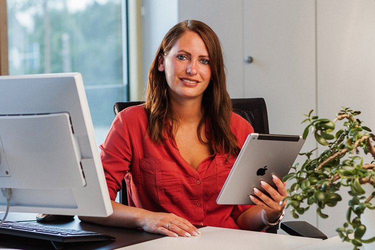 Bachelor of Arts - Verwaltungsinformatik. Foto: Thomas Grimm Eine junge Frau hält ein iPad in der Hand. Foto: Thomas Grimm