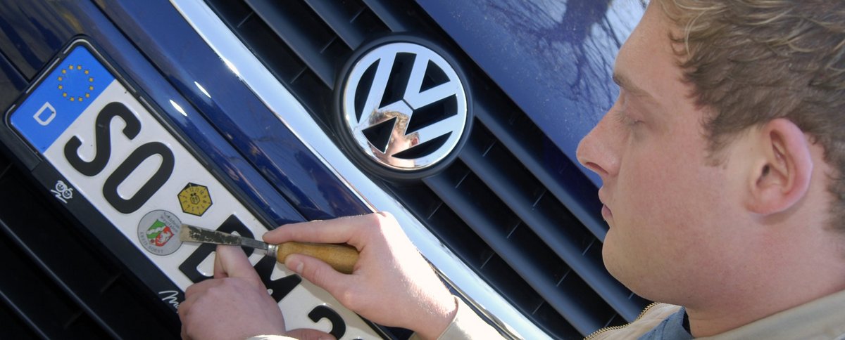 Plakette an einem Auto wird entfernt. Foto: Thomas Weinstock/ Kreis Soest