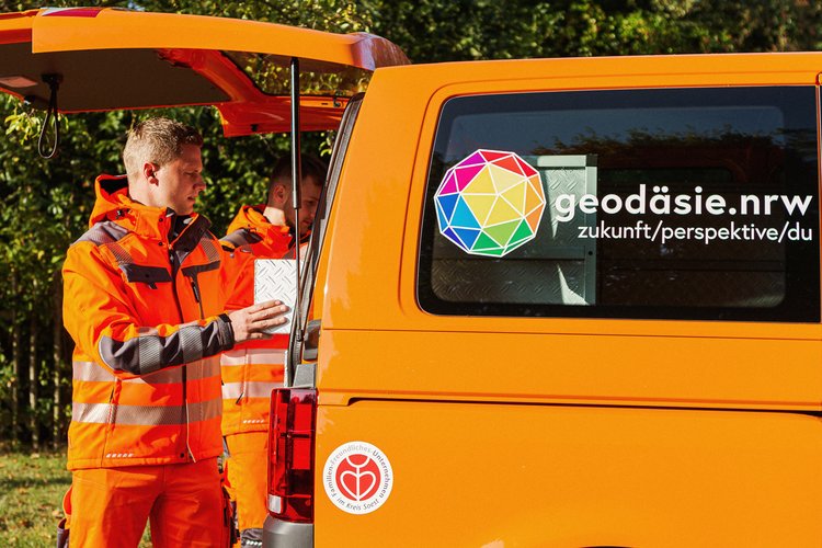 Vermessungsoberinspektoranwärter. Foto: Thomas Grimm Zwei Männer holen Materialien aus einem Vermessungswagen des Kreises Soest. Foto: Thomas Grimm