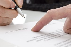 Frau unterschreibt Papiere. Foto: © Gajus - Fotolia.com