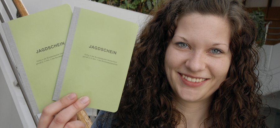 Jagdschein. Foto: Thomas Weinstock/ Kreis Soest Mitarbeiterin der Kreisverwaltung mit Jagdscheinen. Foto: Thomas Weinstock/ Kreis Soest