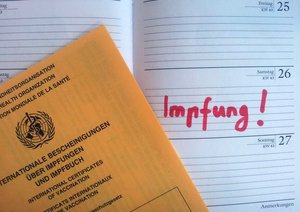 Foto: Raphael Moers/ Kreis Soest Impfpass auf Terminkalender. Foto: Raphael Moers/ Kreis Soest