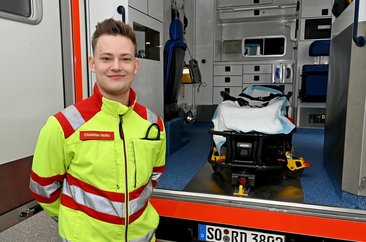 Im SIM-RTW kann Christian Nolte, Auszubildender beim Kreis Soest, realistisch Notfalleinsätze üben und so lernen, wie er im Ernstfall vorgehen muss. Foto: Kira Hönicke/ Kreis Soest