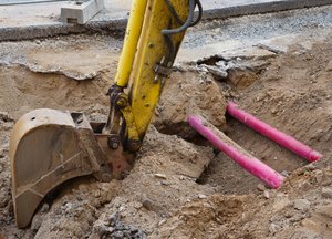Vorsicht beim Baggern, Rohre im Weg! Foto: © fefufoto - Fotolia.com Baggerloch mit Rohren. Foto: © fefufoto - Fotolia.com