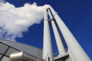 Hoher rauchender Turm. Foto: © Sven Petersen - Fotolia