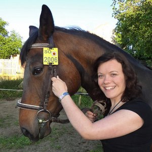 Reitkennzeichen Foto: Mirko Hein/Kreis Soest Mitarbeiterin der Kreisverwaltung neben einem Pferd mit Reitkennzeichen und Siegel. Foto: Mirko Hein/Kreis Soest
