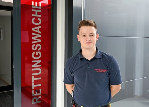 Christian Nolte macht seit September 2023 die Ausbildung zum Notfallsanitäter beim Kreis Soest. Er teilt Einblicke in seinen Ausbildungsalltag. Foto: Kira Hönicke/ Kreis Soest