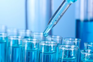 Aus einer Pipette tropf Flüssigkeit in Reagenzgläser. Foto: © Africa Studio - Fotolia.com