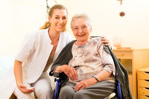 Junge Krankenschwester und Seniorin im Pflegeheim. Foto: © Kzenon - Fotolia.com