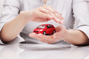 Kleines Modellauto in einer Hand. Zweite Hand behütend darüber. Foto: © Sychugina Elena - Fotolia.com