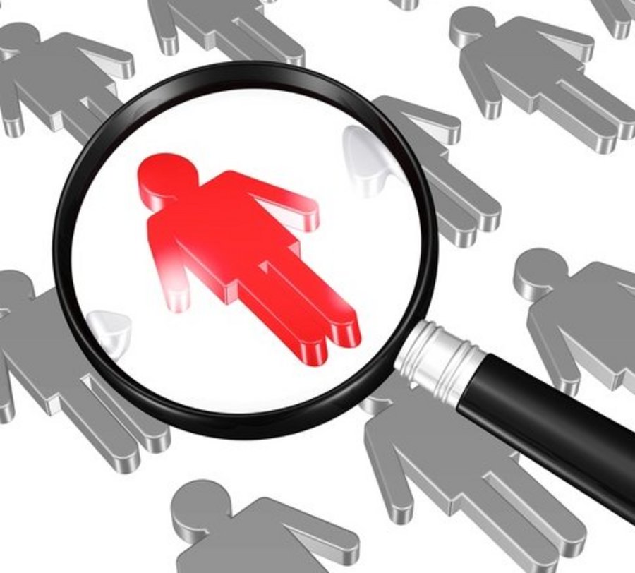 Piktogramm eines Menschen unter einer Lupe. Foto: © blobbotronic - Fotolia