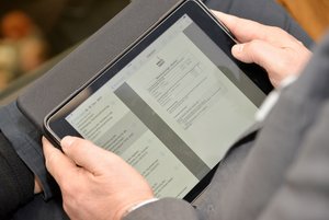 Politiker mit Tablet in Kreistagssitzung vom 19.12.2017. Foto: Thomas Weinstock/Kreis Soest