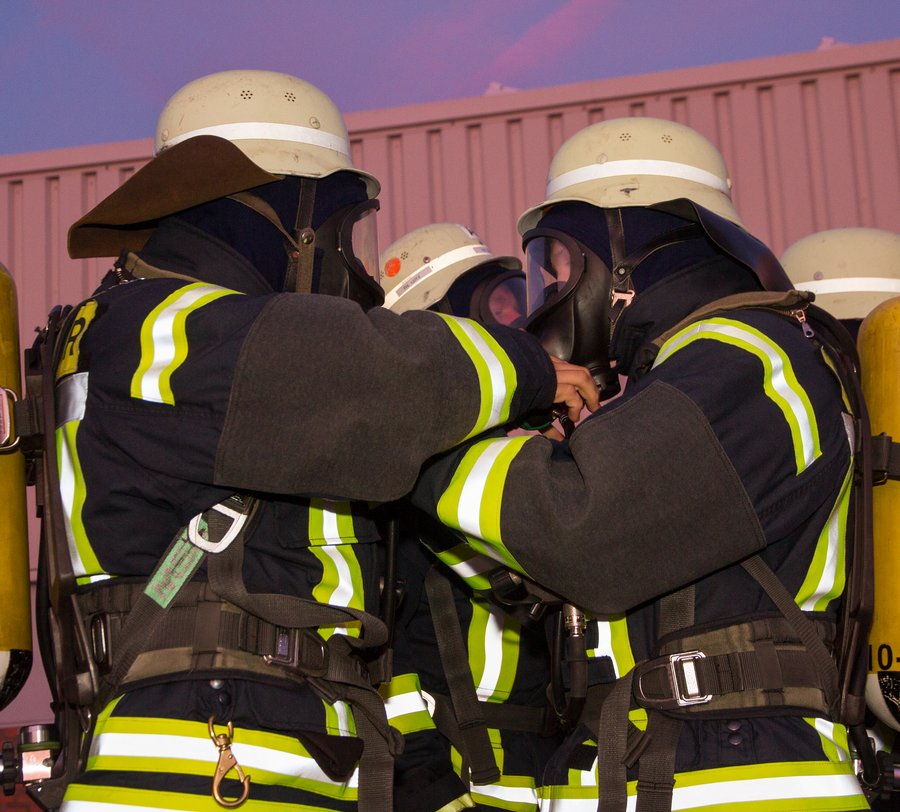 Zwei Feuerwehrleute mit Atemschutzmasken. Foto: Dirk Behrens/ Kreis Soest