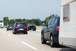 PKW mit einem Wohnahänger auf der Autobahn. Foto: © Christian Müller - Fotolia.com