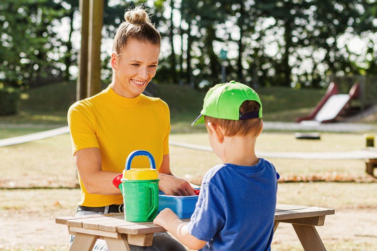 Eine Frau betreut einen kleinen Jungen im Außenbereich der HKTE. Foto: Thomas Grimm