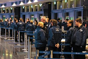 Bewachungspersonal vor einer Veranstaltungshalle. Foto: BDSW