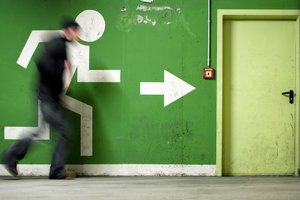 Eine Person rennt zum Ausgang. Foto: © marqs - Fotolia.com