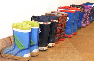 Kinderstiefel, U3 Foto: Judith Wedderwille/Kreis Soest Kindergummistiefel in einer Reihe. Foto: Judith Wedderwille/Kreis Soest
