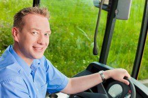 Busfahrer in einem Bus. Foto: © Kzenon - Fotolia.com