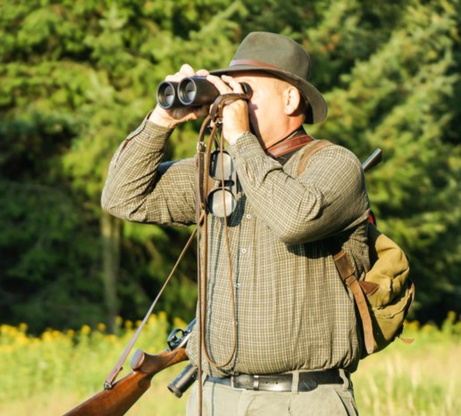 Jäger mit Fernglas, Gewehr und Hund. Foto: motivation1965 - Fotolia