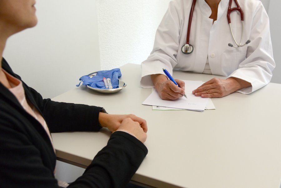 Patient am Tisch mit einem Arzt. Foto: Judith Wedderwille/Kreis Soest