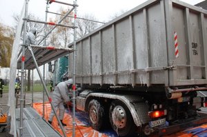 Tierseuchenbekämpfung - LKW in einer Desinfektionsschleuse. Foto: Karten Korte/ Feuerwehr Werl Tierseuchenbekämpfung: Ein LKW fährt durch eine Desinfektionsschleuse. Foto: Karten Korte/ Feuerwehr Werl