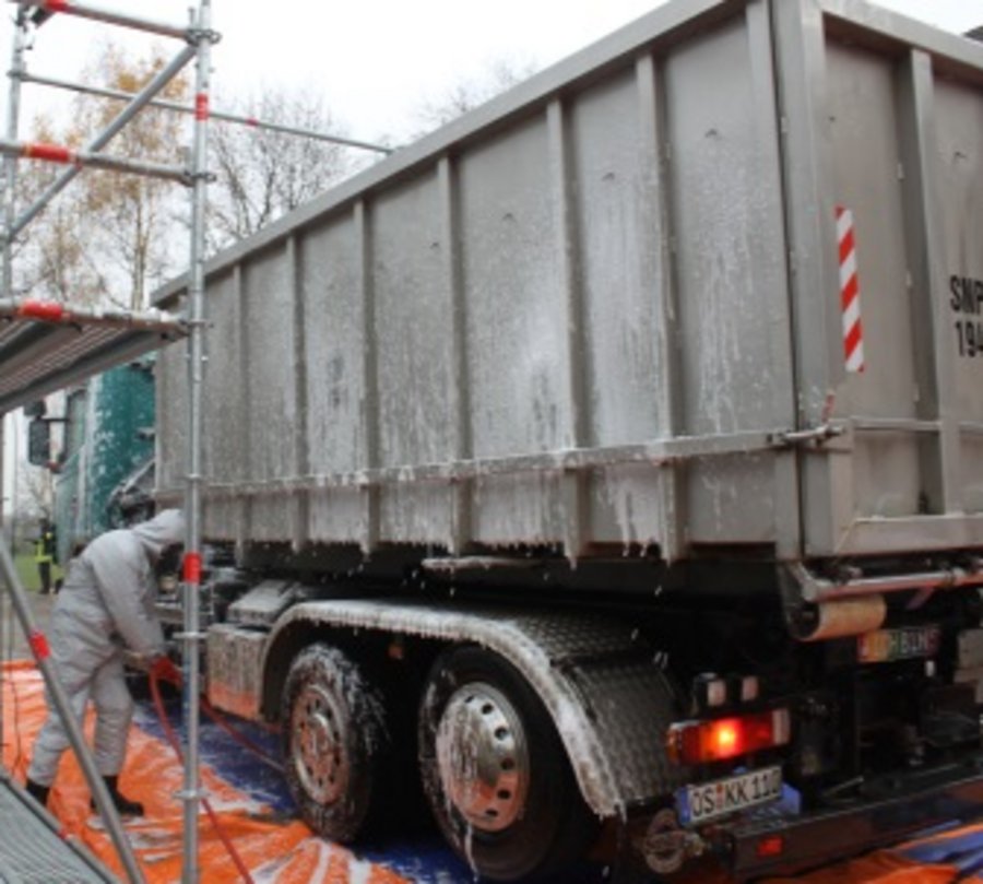 Tierseuchenbekämpfung: Ein LKW fährt durch eine Desinfektionsschleuse. Foto: Karten Korte/ Feuerwehr Werl