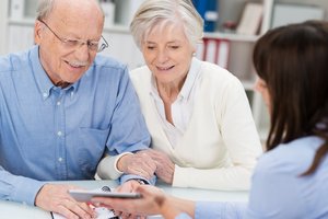 Zwei ältere Menschen in einem Beratungsgespräch. Foto: © contrastwerkstatt - Fotolia.com