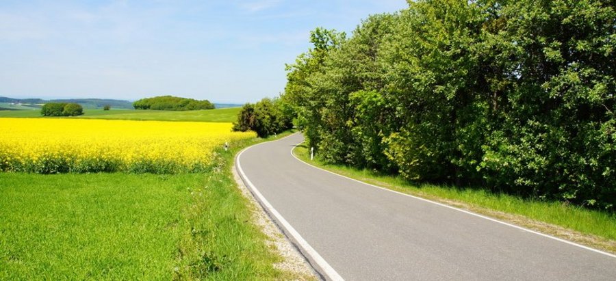 schmale Landstraße. Foto: © beatuerk - Fotolia.com
