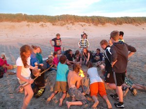 Kinder am Strand auf einer Ferienfreizeit auf der Insel Ameland. Foto: Michael Budde/Kreis Soest