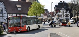 Verkehrssituation am Ende der Brüderstraße in Soest. Es ist ein Bus zu sehen und Personen. Foto: Thomas Weinstock/ Kreis Soest