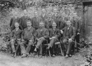 Belegschaft der Kreisverwaltung im Jahr 1912: Mehrere Personen sehen in mehreren Reihen hintereinander und haben sich ablichten lassen. Quelle Kreisarchiv